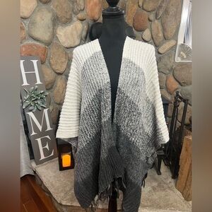 American Eagle-Gray and White Knit Poncho EUC